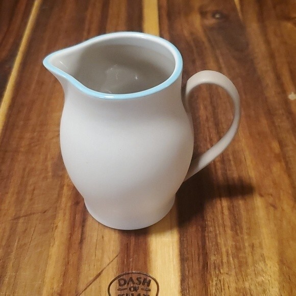 Wedgewood Natures Canvas Limestone  Creamer England - Picture 1 of 7